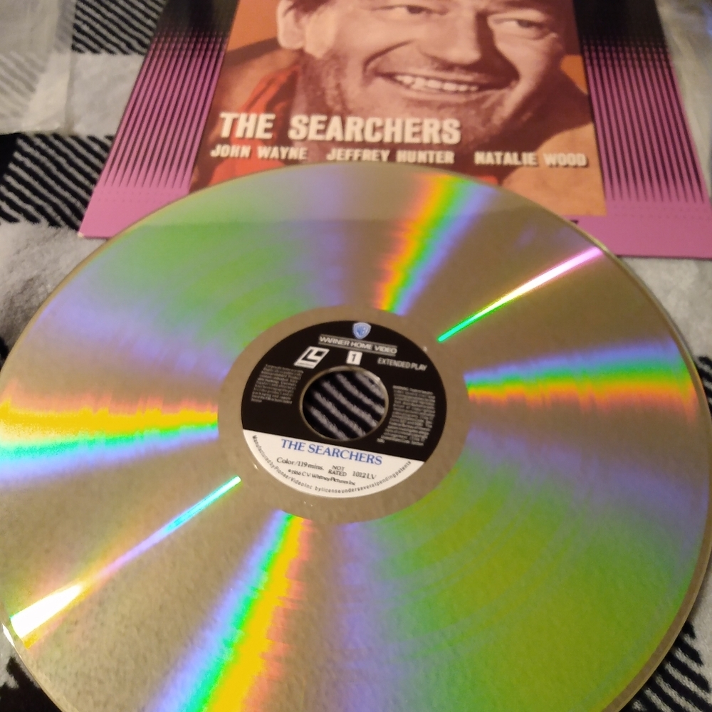 John Wayne movie, "The Searches",  on Vintage Laser Disc. HTF.   Disc inint cond